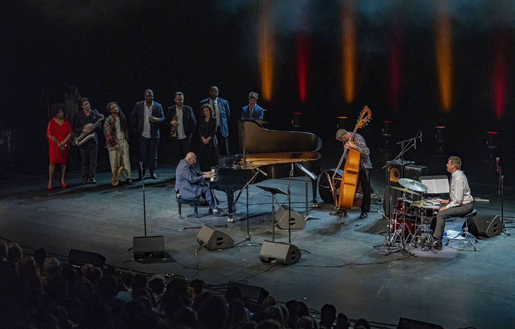 L’auditoire du théâtre Jean-Duceppe a vibré de joie samedi soir en entendant le chef d’orchestre Jim Doxas et sa famille musicale souhaiter un joyeux 90e anniversaire au compositeur et pianiste Oliver Jones, point d’orgue à dix fastes soirées de concerts.