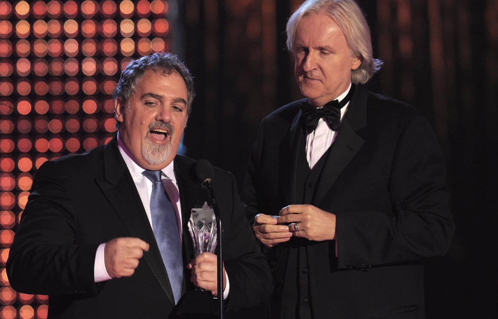 Le producteur Jon Laudau (gauche) et le réalisateur James Cameron (droite) lors du 15e Critics Choice Movie Awards, en 2010.