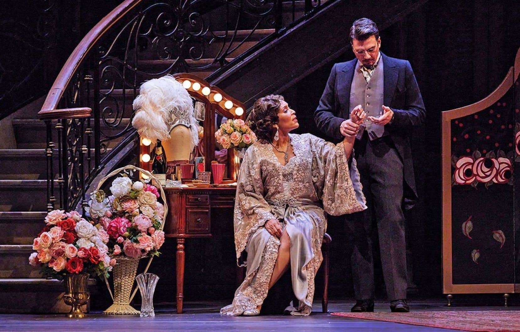 Calgary Opera et HarderLee Photography. Le grand classique de Verdi, transposé au coeur du Paris des années folles. Avec Talise Trevigne dans le rôle de Violetta et Rame Lahaj dans celui d’Alfredo.