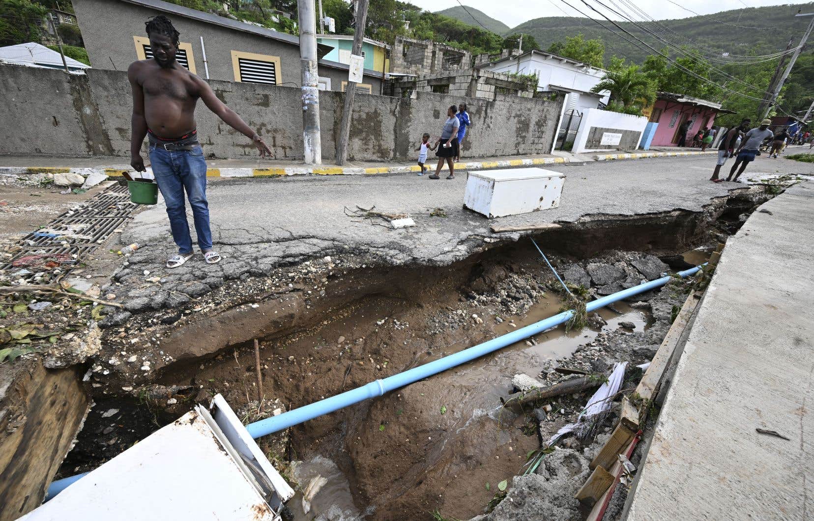 À la Jamaïque, plus de 400 000 personnes se sont retrouvées privées d’électricité après son passage mercredi.