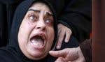 Une femme pleure son fils tué dans une frappe israélienne à al-Maghazi dans le centre de la bande de Gaza.