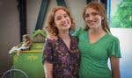 Gabrielle Fontaine qui interprète La Poune et la créatrice du spectacle Geneviève Beaudet